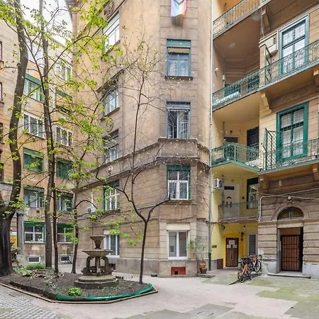 New - Simple * Budapest